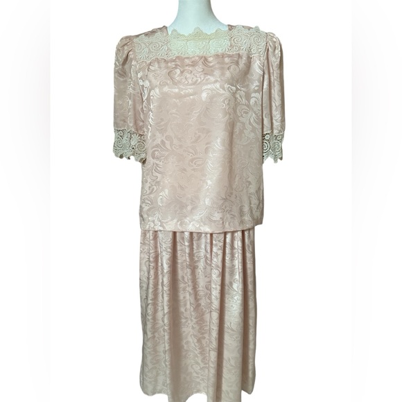 Lizzy & Johnny Dresses & Skirts - Vintage Lizzy & Johnny Tiered Lace Trim Dress